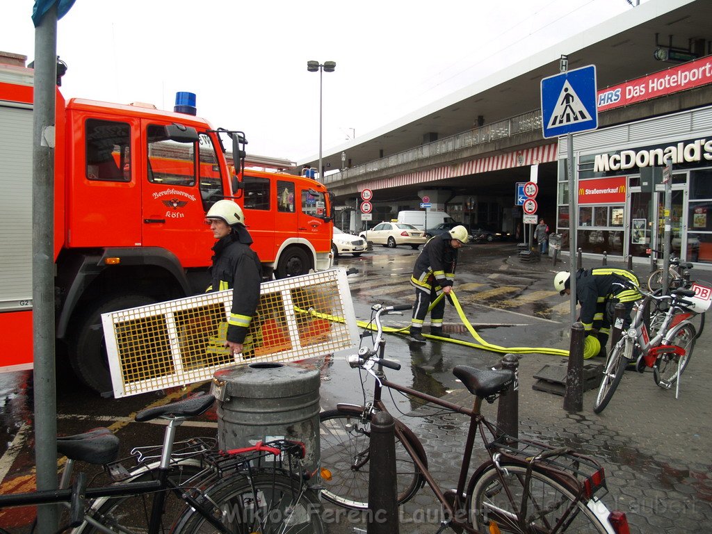 Halogenlampe durchgebrannt Koeln Hauptbahnhof P45.JPG